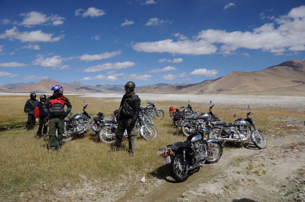 Road trip moto au lac Tsokar, Ladakh, Inde, Himalaya en Royal Enfield