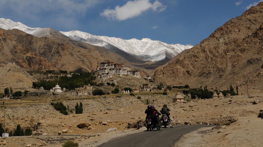 Voyage à moto en Inde Himalaya - Monastère de likir en Royal Enfield au Ladakh