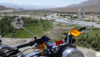 Royal Enfield dans la vallée de la Nubra, Inde, Himalaya, Ladakh en moto