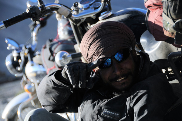 Raja, mécanicien moto Royal Enifeld - Voyage moto Inde Himalaya et Inde du Sud avec Himalayan Bikers