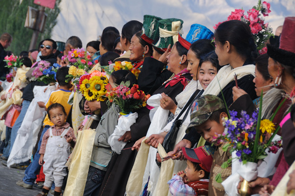 Ladakhis en habits traditionnels pour la venue du Dalaïlama à Leh - Voyage à moto Transhimalayenne et Ladakh, Inde, Himalaya