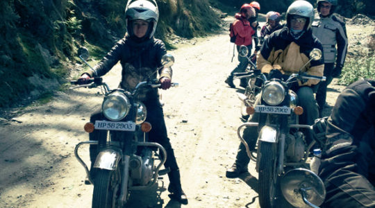 Royal Enfield vers le col de Jalori, Kinnaur - Voyage moto du Kinnaur au Spiti, Himachal pradesh, Inde, Himalaya