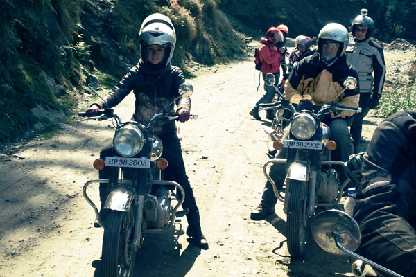 Royal Enfield vers le col de Jalori, Kinnaur - Voyage moto du Kinnaur au Spiti, Himachal pradesh, Inde, Himalaya