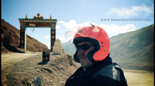 Motard sur les route du Spiti - Voyage moto du Kinnaur au Spiti, Himachal pradesh, Inde, Himalaya