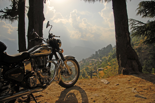 Royal Enfield dans la vallée de Kulu - Voyage à moto Transhimalayenne et Ladakh, Inde, Himalaya