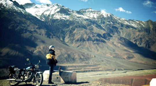 Royal enfield dans les vallées désertes du Spiti - Voyage moto du Kinnaur au Spiti, Himachal pradesh, Inde, Himalaya