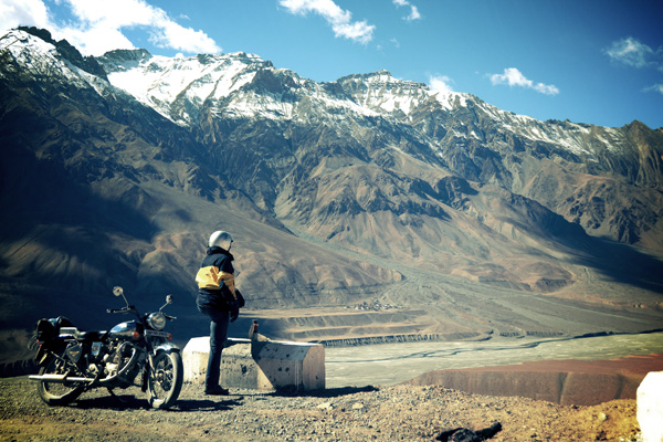 Royal enfield dans les vallées désertes du Spiti - Voyage moto du Kinnaur au Spiti, Himachal pradesh, Inde, Himalaya