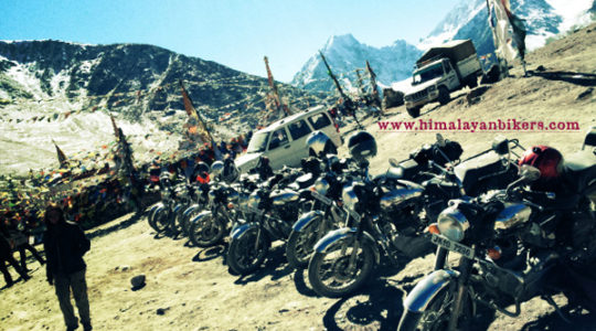 Royal Enfield au col du Kumzum La au Spiti - Voyage moto du Kinnaur au Spiti, Himachal pradesh, Inde, Himalaya