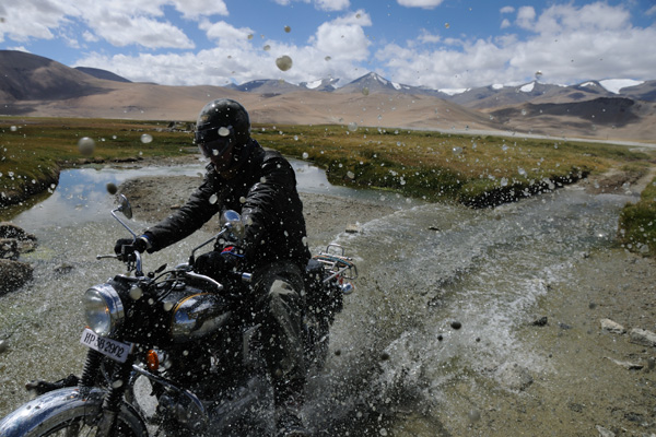 Royal Enfield au Lac Tsokar - Voyage à moto Transhimalayenne et Ladakh, Inde, Himalaya