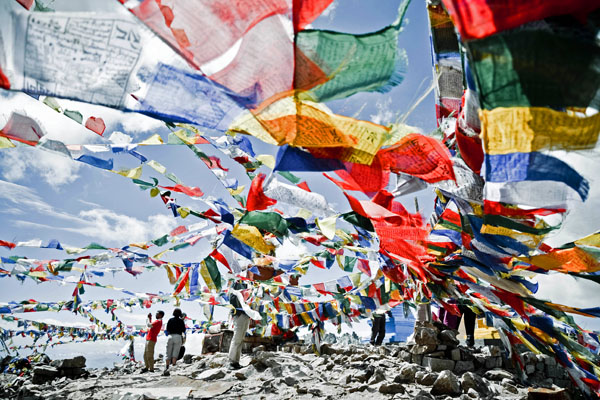 Drapeaux à prières au Kardung La - Royal Enfield dans la vallée de la Nubra - Voyage moto au coeur du Ladakh, Inde, Himalaya