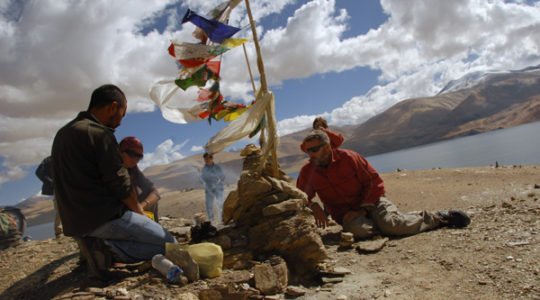 Cérémonie bouddhiste et drapeau à prière au lac Tsomoriri - Voyage à moto Transhimalayenne et Ladakh, Inde, Himalaya