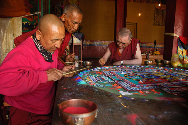 Moines bouddhistes réalisant un mandala au monastère de Diskit - Voyage moto au coeur du Ladakh, Inde, Himalaya