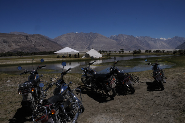 Royal Enfield dans la vallée de la Nubra - Voyage moto au coeur du Ladakh, Inde, Himalaya