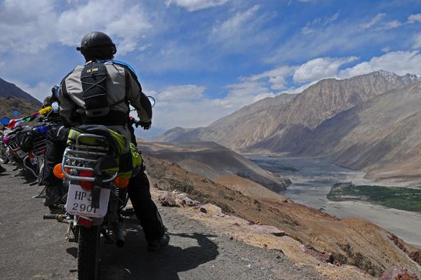 Royal Enfield dans la vallée de la Nubra - Voyage moto au coeur du Ladakh, Inde, Himalaya
