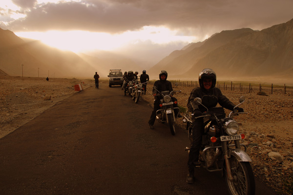 Montée du col de Rothang la sous la neige - Voyage à moto Transhimalayenne et Ladakh, Inde, Himalaya