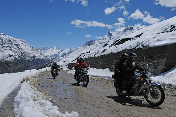 Montée du col de Rothang la sous la neige - Voyage à moto Transhimalayenne et Ladakh, Inde, Himalaya