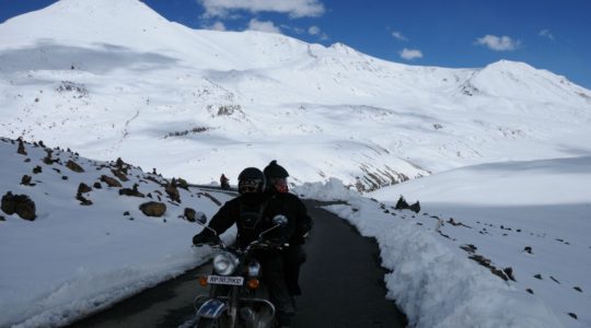 Col de Baralacha La en Royal Enifeld sur la route de Manali à Leh - Voyage à moto Transhimalayenne et Ladakh, Inde, Himalaya