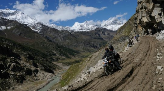 Royal Enfield dans la vallée du Lahaul sur la route de Manali à Leh - Voyage à moto Transhimalayenne et Ladakh, Inde, Himalaya