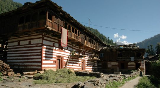 Maison traditionnelle à Manali - Voyage à moto Transhimalayenne et Ladakh, Inde, Himalaya