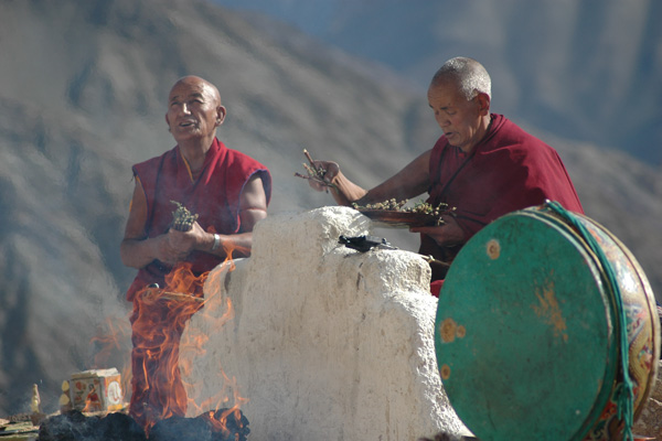 Prière des moines bouddhistes au monastère de Temisgam - Voyage à moto Transhimalayenne et Ladakh, Inde, Himalaya