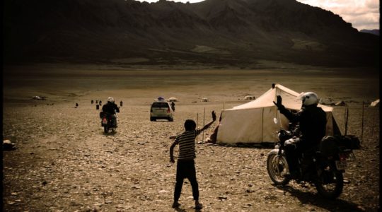 Royal Enfield au camp de nomade sur le moray plain - Voyage à moto Transhimalayenne et Ladakh, Inde, Himalaya