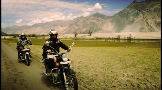 Royal Enfield dans la vallée de la Nubra - Voyage à moto Transhimalayenne et Ladakh, Inde, Himalaya