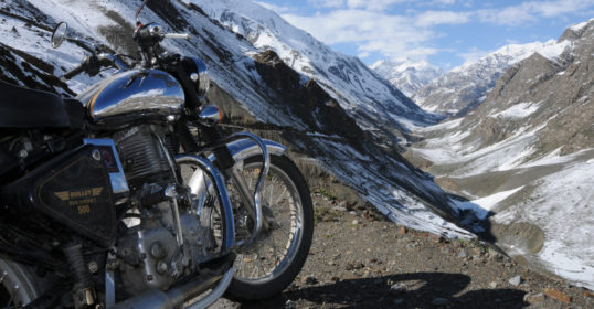 Moto Royal Enfield sur la route Manali Leh - Voyage moto Inde Himalaya