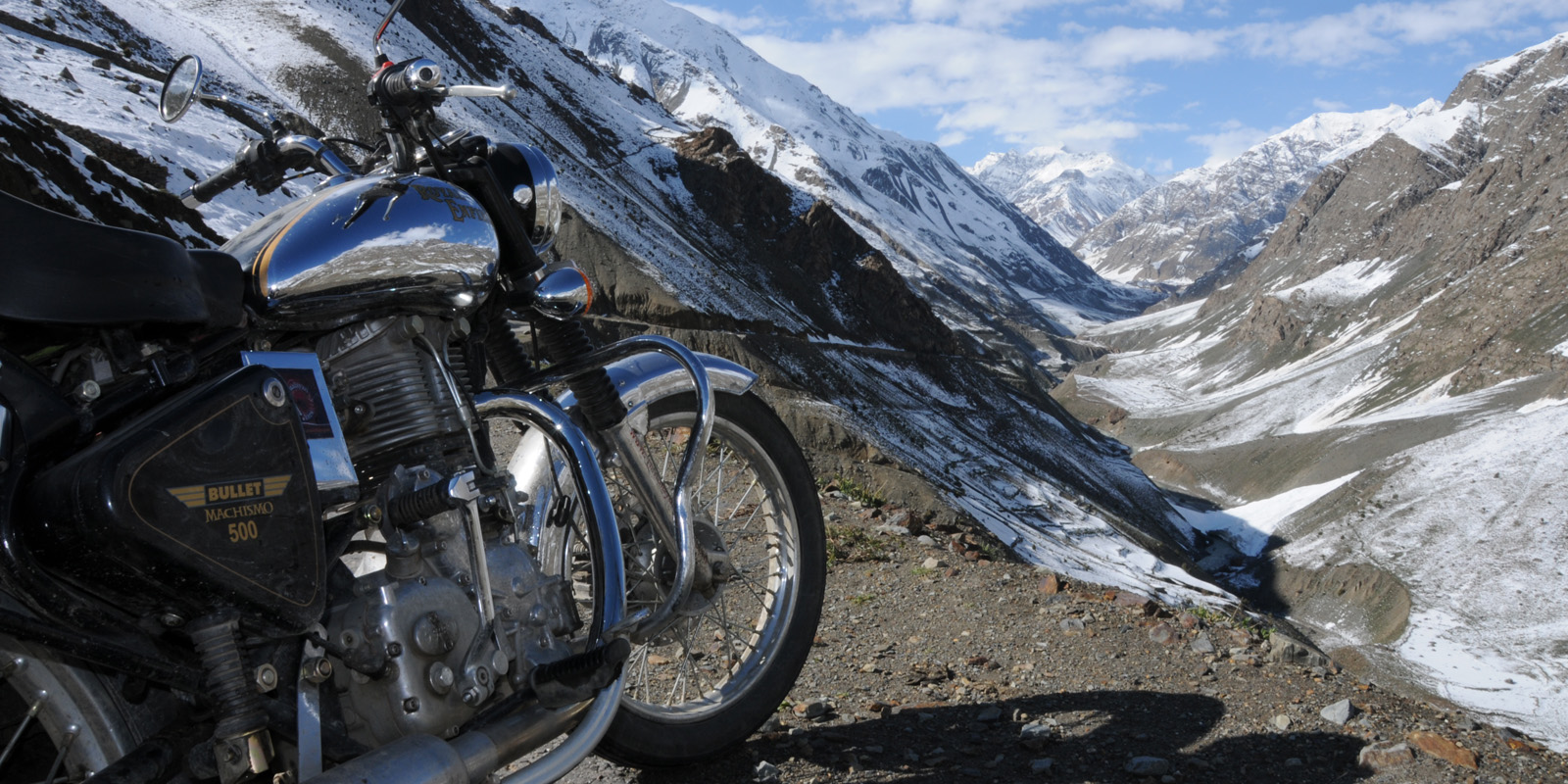 Moto Royal Enfield sur la route Manali Leh - Voyage moto Inde Himalaya