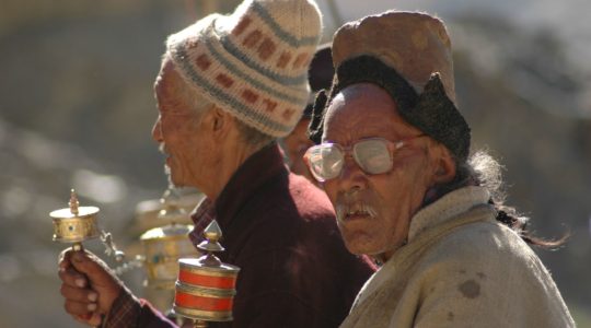 Villageois de Lamayuru avec leur moulin à prière - Voyage à moto Transhimalayenne et Ladakh, Inde, Himalaya