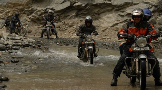 Passage de guet en Royal Enfield sur la route de Manali à Leh - Voyage à moto Transhimalayenne et Ladakh, Inde, Himalaya