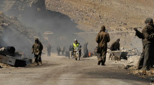 Royal Enfield et travailleurs de la route de Manali a Leh - Voyage à moto Transhimalayenne et Ladakh, Inde, Himalaya