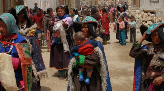 Ladakhi en habit traditionnel au village de Korzok au Ladakh - Voyage en moto Royal Enfield en Inde Himalaya