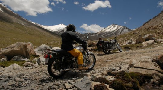 Voyage à moto en Inde Himalaya sur la Transhimaleyenne et Ladakh au col du Warila en royal Enfield