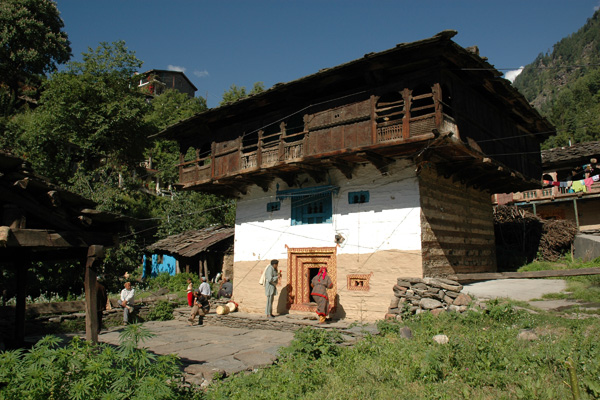 Maison traditionnelle vieux village de Manali, Himachal Pradesh - Voyage à moto Transhimalayenne et Ladakh, Inde, Himalaya