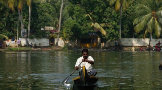 road-trip-moto-voyage-inde-sud-royal-enfield-kerala-karnataka-tamil-nadu-bateau-cannaux