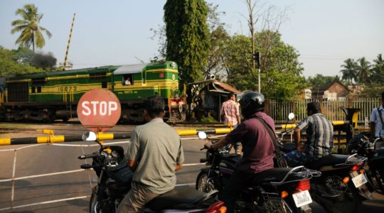 road-trip-moto-voyage-inde-sud-royal-enfield-kerala-karnataka-tamil-nadu-passage-niveau-train