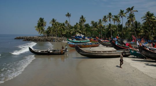 road-trip-moto-voyage-inde-sud-royal-enfield-kerala-karnataka-tamil-nadu-plage-bateau-peche