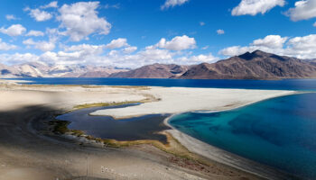 Pangong lake bleu truquoise à 4500 m d'altitutde au Ladakh en Inde