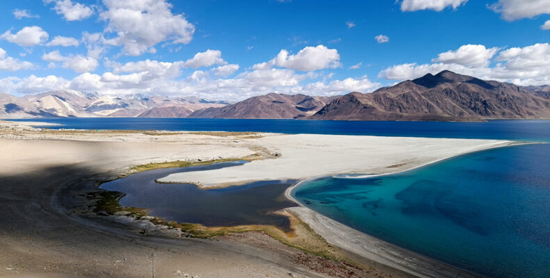 Pangong lake bleu truquoise à 4500 m d'altitutde au Ladakh en Inde