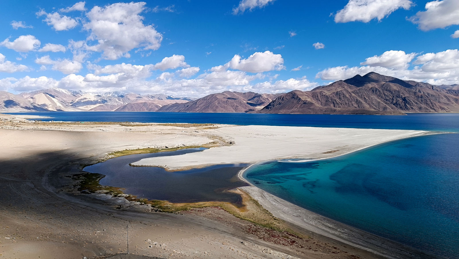 Pangong lake bleu truquoise à 4500 m d'altitutde au Ladakh en Inde