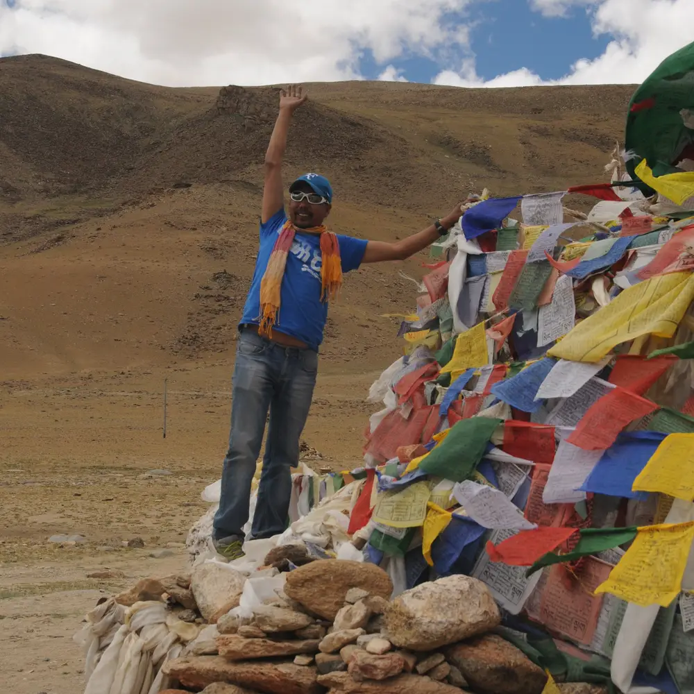 drapeaux-prières-col-ladakh-voyage-moto