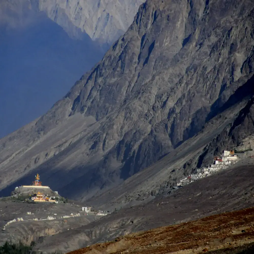 nubra -vallée-diskit-monastère-paysage-voyage-moto