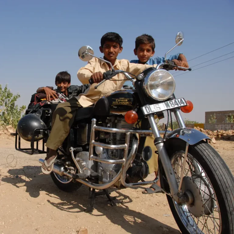royal-enfield-enfants-rajasthan