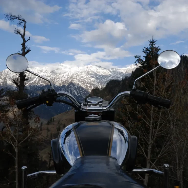 royal-enfield-machismor-montagne-himachal-pradesh-inde