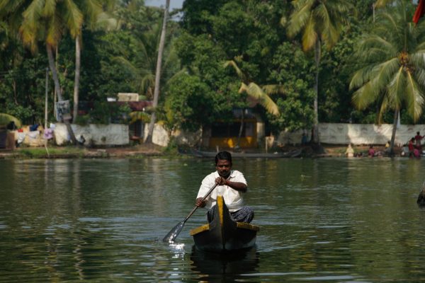 road-trip-moto-voyage-inde-sud-royal-enfield-kerala-karnataka-tamil-nadu-bateau-cannaux