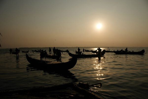 road-trip-moto-voyage-inde-sud-royal-enfield-kerala-karnataka-tamil-nadu-bateau-peche