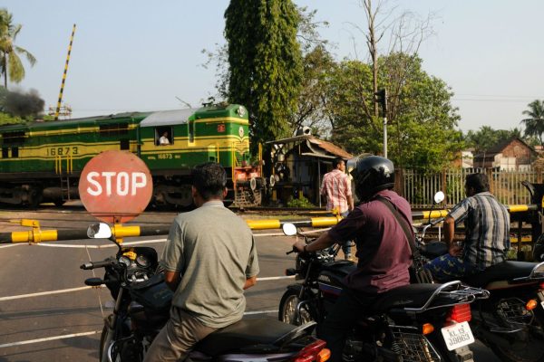 road-trip-moto-voyage-inde-sud-royal-enfield-kerala-karnataka-tamil-nadu-passage-niveau-train