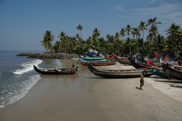 road-trip-moto-voyage-inde-sud-royal-enfield-kerala-karnataka-tamil-nadu-plage-bateau-peche