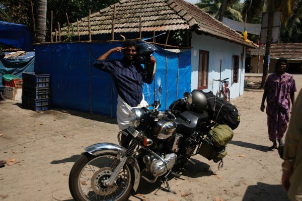 road-trip-moto-voyage-inde-sud-royal-enfield-kerala-karnataka-tamil-nadu-village-pecheur
