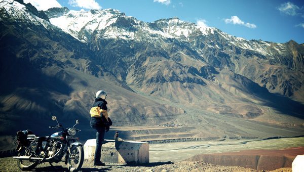 Royal enfield dans les vallées désertes du Spiti - Voyage moto du Kinnaur au Spiti, Himachal pradesh, Inde, Himalaya